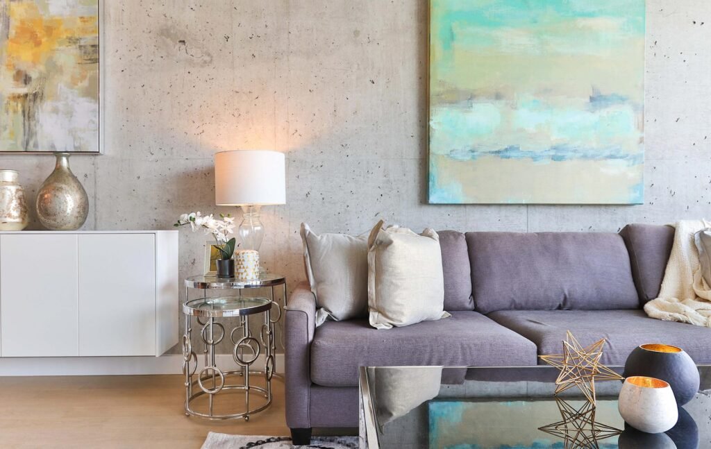 Sala de estar minimalista con sillón morado