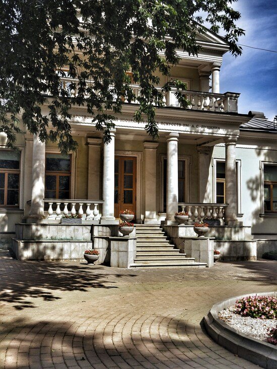 Casa muy grande de piedra tipo mansión griega