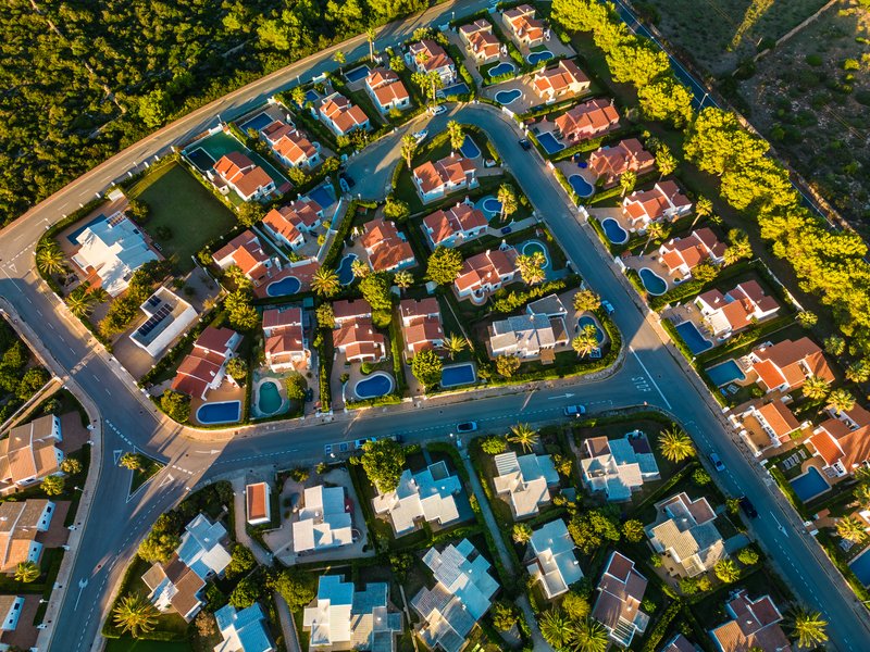 Toma aérea de vecindario con drone